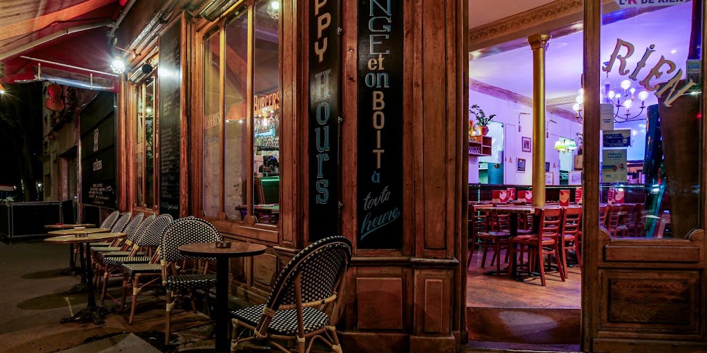 La façade et la terrasse de L'R de Rien illuminées le soir